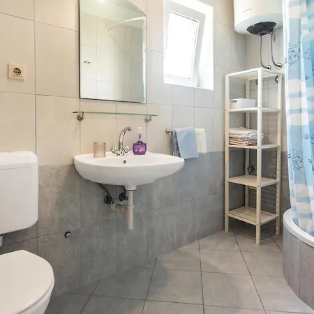 Apartmán 2 Bedroom Cozy In Suhi Potok, Jesenice (Split-Dalmatia)