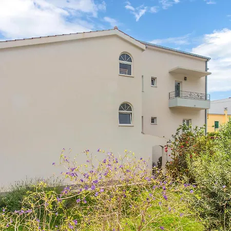 2 Bedroom Cozy In Suhi Potok, * Jesenice (Split-Dalmatia)
