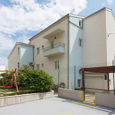 2 Bedroom Cozy In Suhi Potok, * Jesenice (Split-Dalmatia)